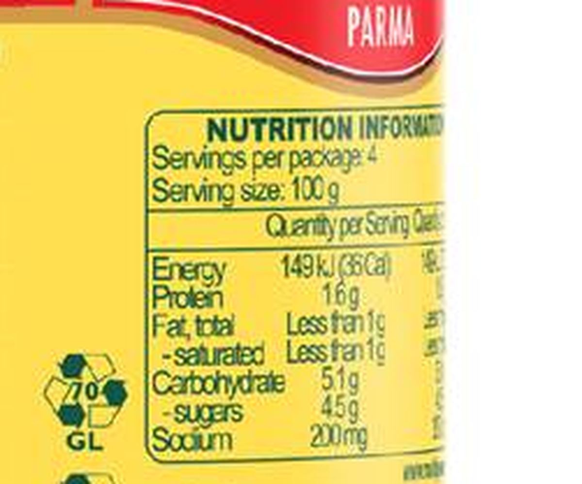Pack photograph of Mutti Passata Tomato Puree With Basil 400g showing the printed nutrition panel