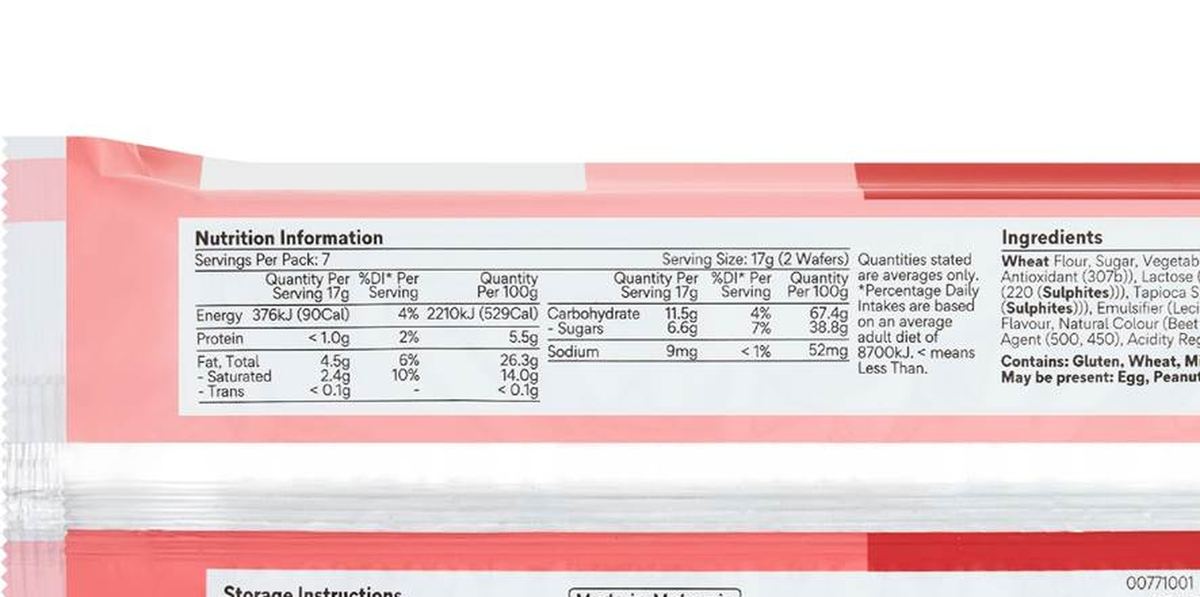Pack photograph of Woolworths Strawberry Creme Wafer Biscuits 125g showing the printed nutrition panel
